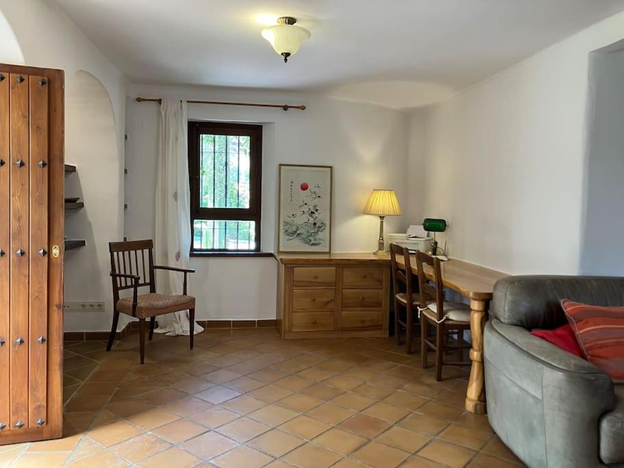 Cortijo Pago y Benisalte- a Stylish villa set within beautiful mountain views
