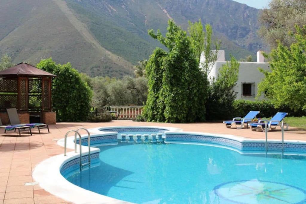 Cortijo Pago y Benisalte- a Stylish villa set within beautiful mountain views