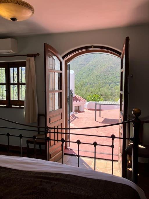 Cortijo Pago y Benisalte- a Stylish villa set within beautiful mountain views