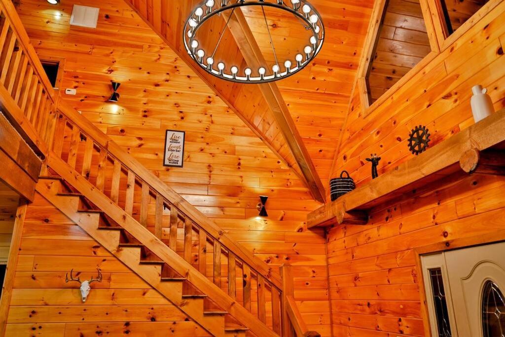 Luxury Cabin with Heated Pool, Hot-Tub & Deluxe Outdoors view 5