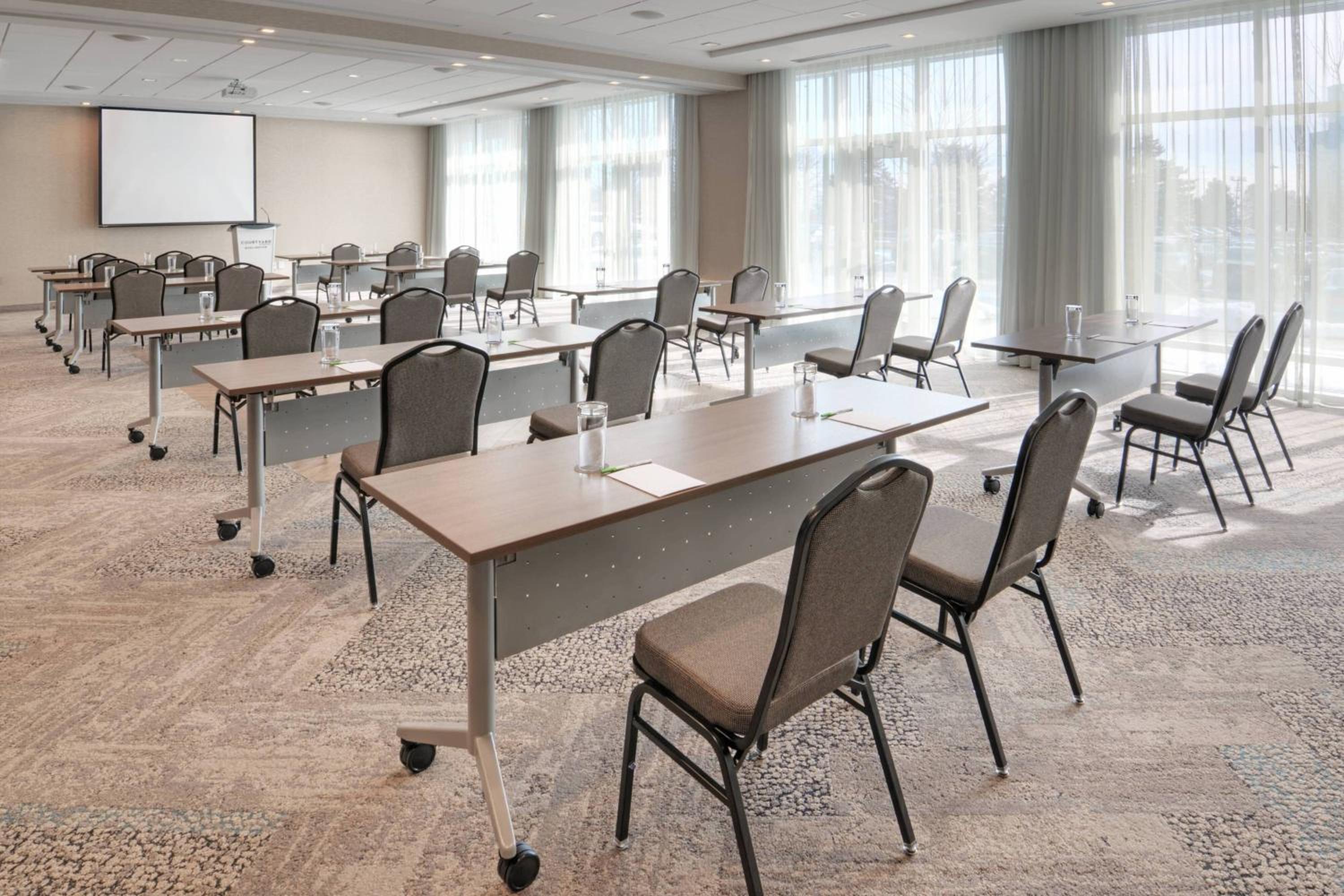 Courtyard by Marriott Burlington-Oakville - Property Image 3