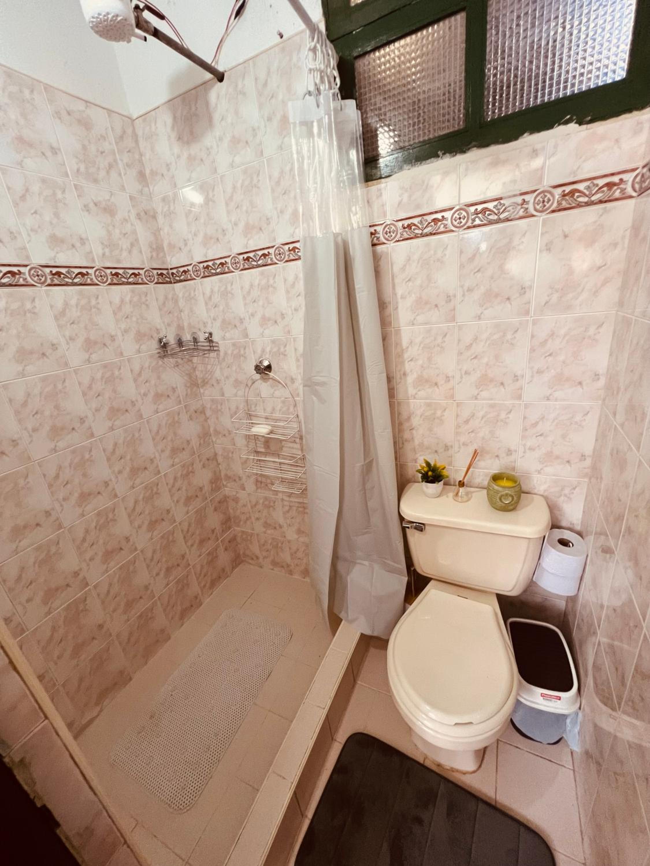 Casa familiar - Cerca a la Plaza - Amplio Jardín