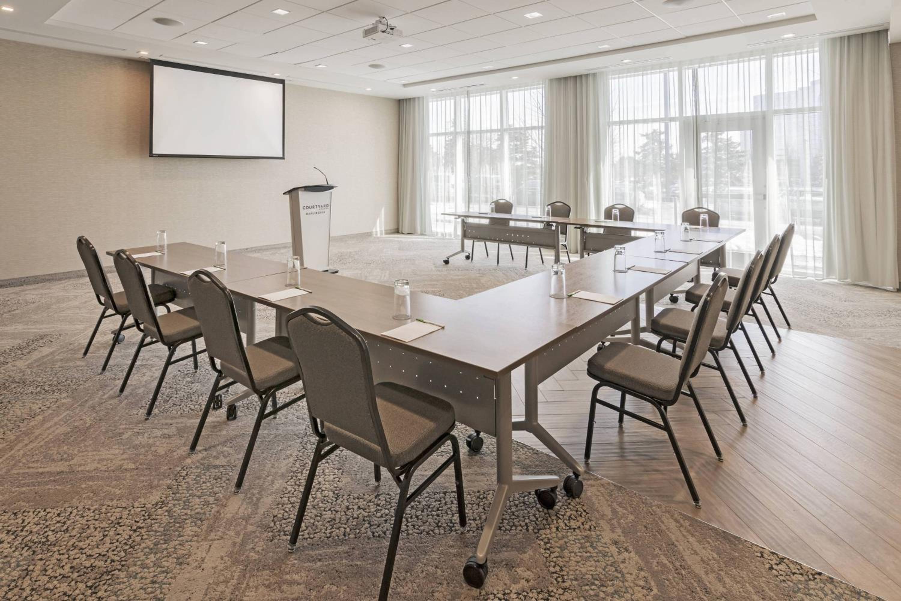 Courtyard by Marriott Burlington-Oakville - Property Image 2