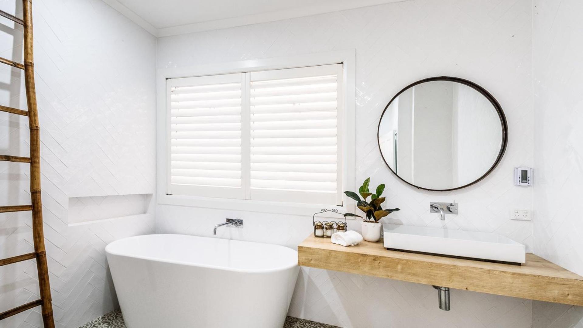 Stones Throw To Stunning North Avoca Beach