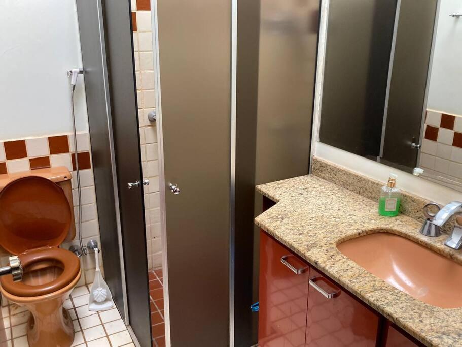 Casa grande, ampla, com 4 quartos e estacionamento