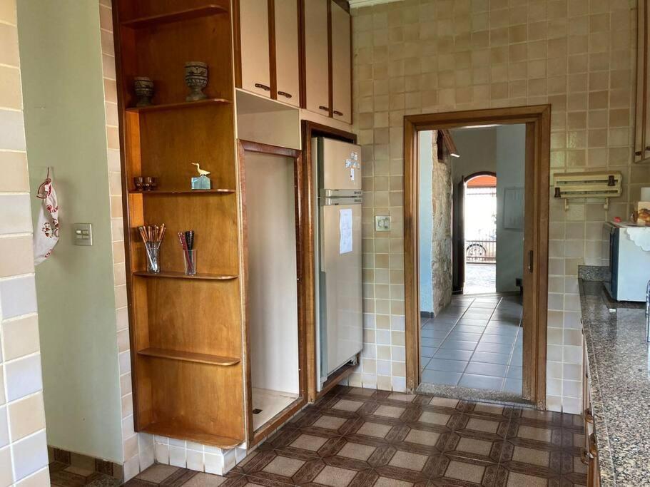 Casa grande, ampla, com 4 quartos e estacionamento