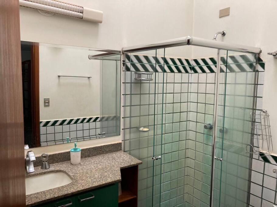 Casa grande, ampla, com 4 quartos e estacionamento