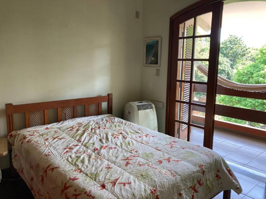 Casa grande, ampla, com 4 quartos e estacionamento