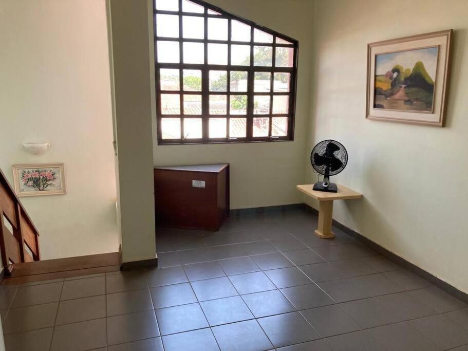 Casa grande, ampla, com 4 quartos e estacionamento