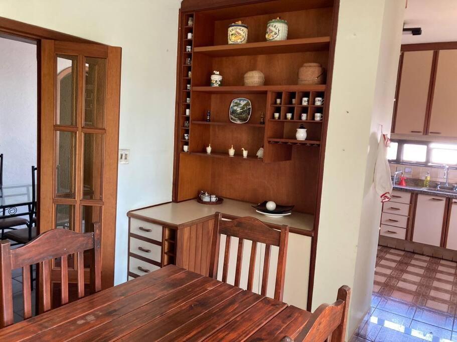 Casa grande, ampla, com 4 quartos e estacionamento