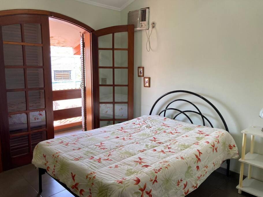 Casa grande, ampla, com 4 quartos e estacionamento