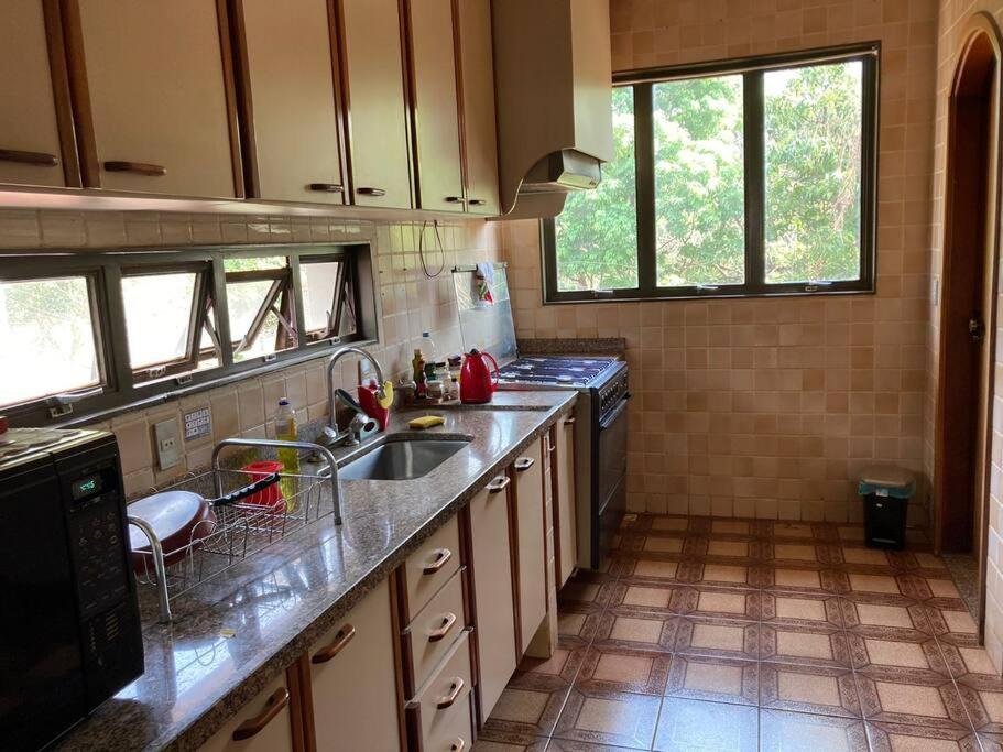 Casa grande, ampla, com 4 quartos e estacionamento