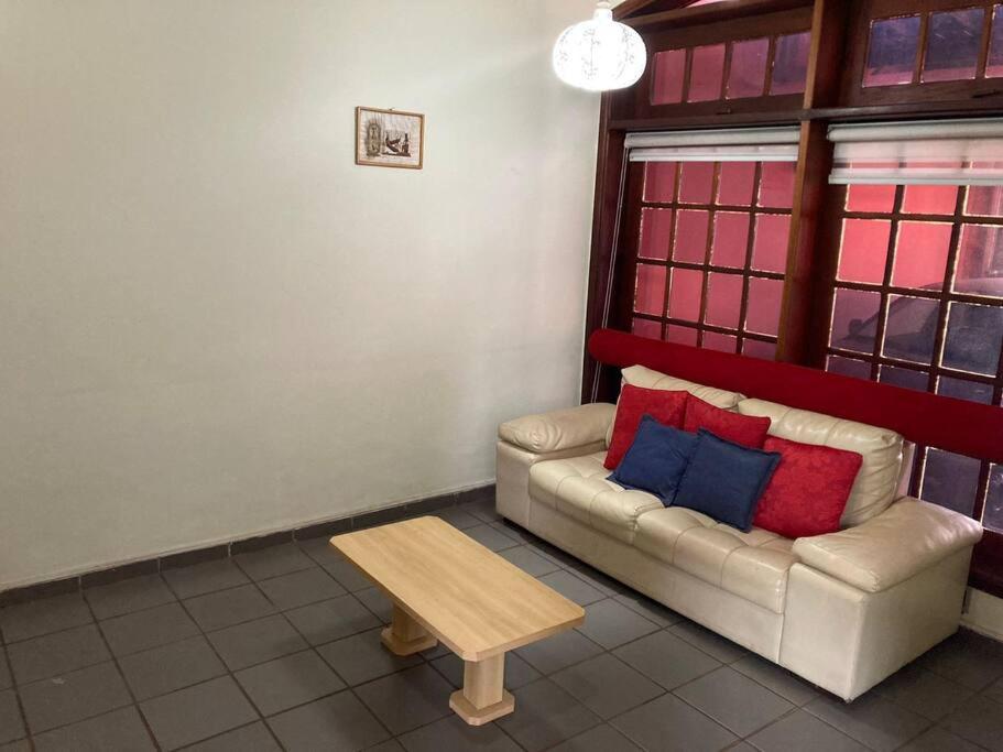 Casa grande, ampla, com 4 quartos e estacionamento