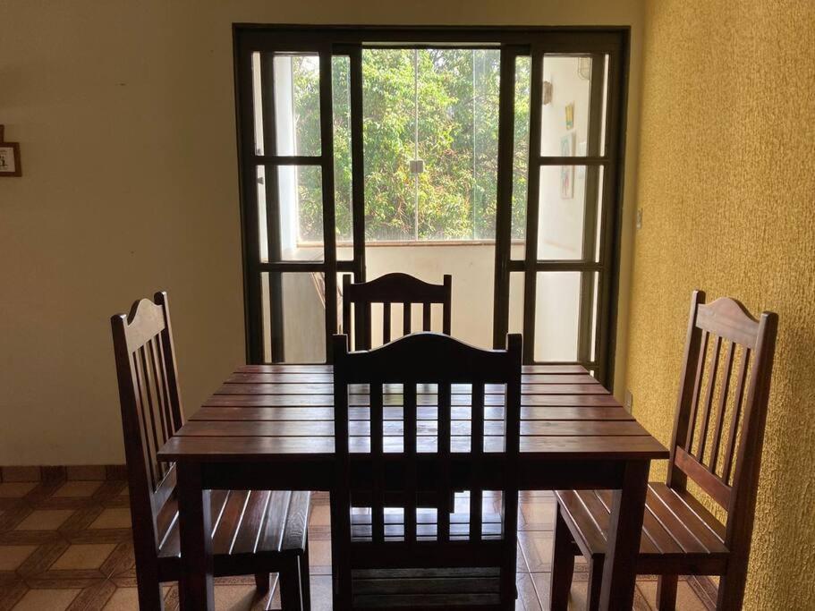 Casa grande, ampla, com 4 quartos e estacionamento