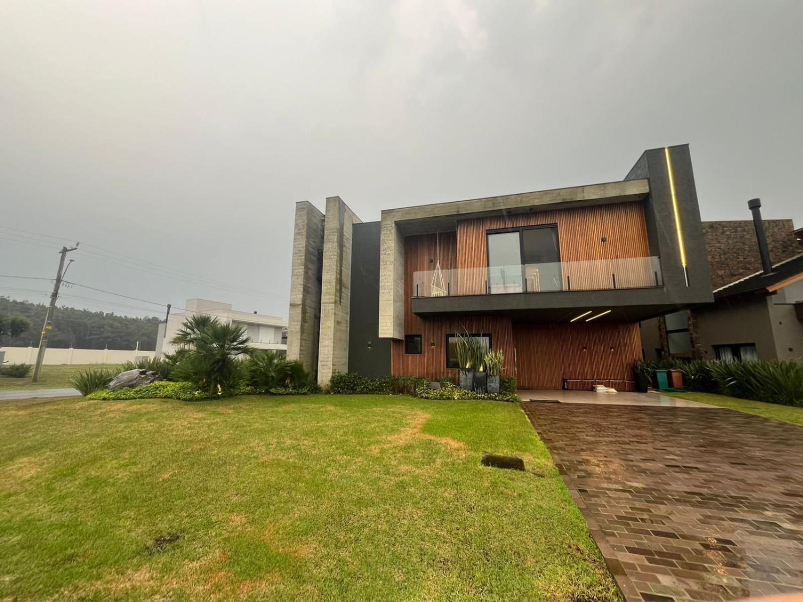 Casa Luxuosa no Condomínio Costa Serena