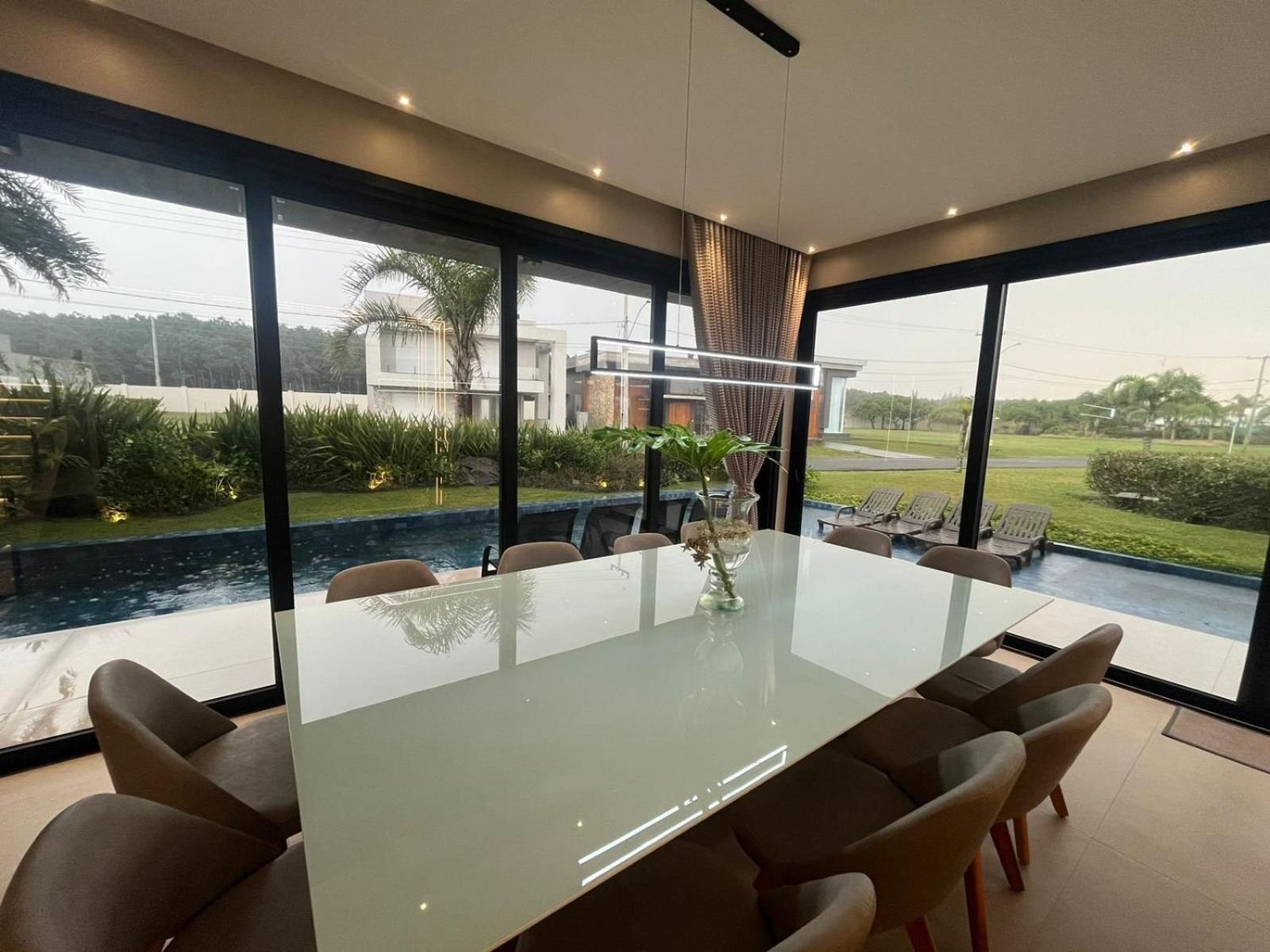 Casa Luxuosa no Condomínio Costa Serena