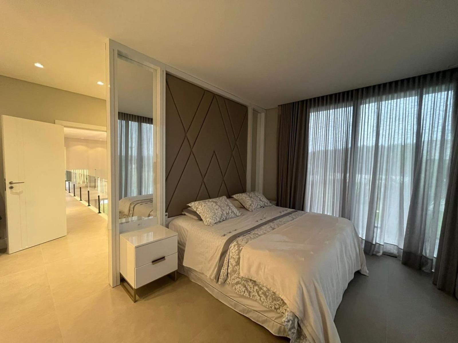 Casa Luxuosa no Condomínio Costa Serena