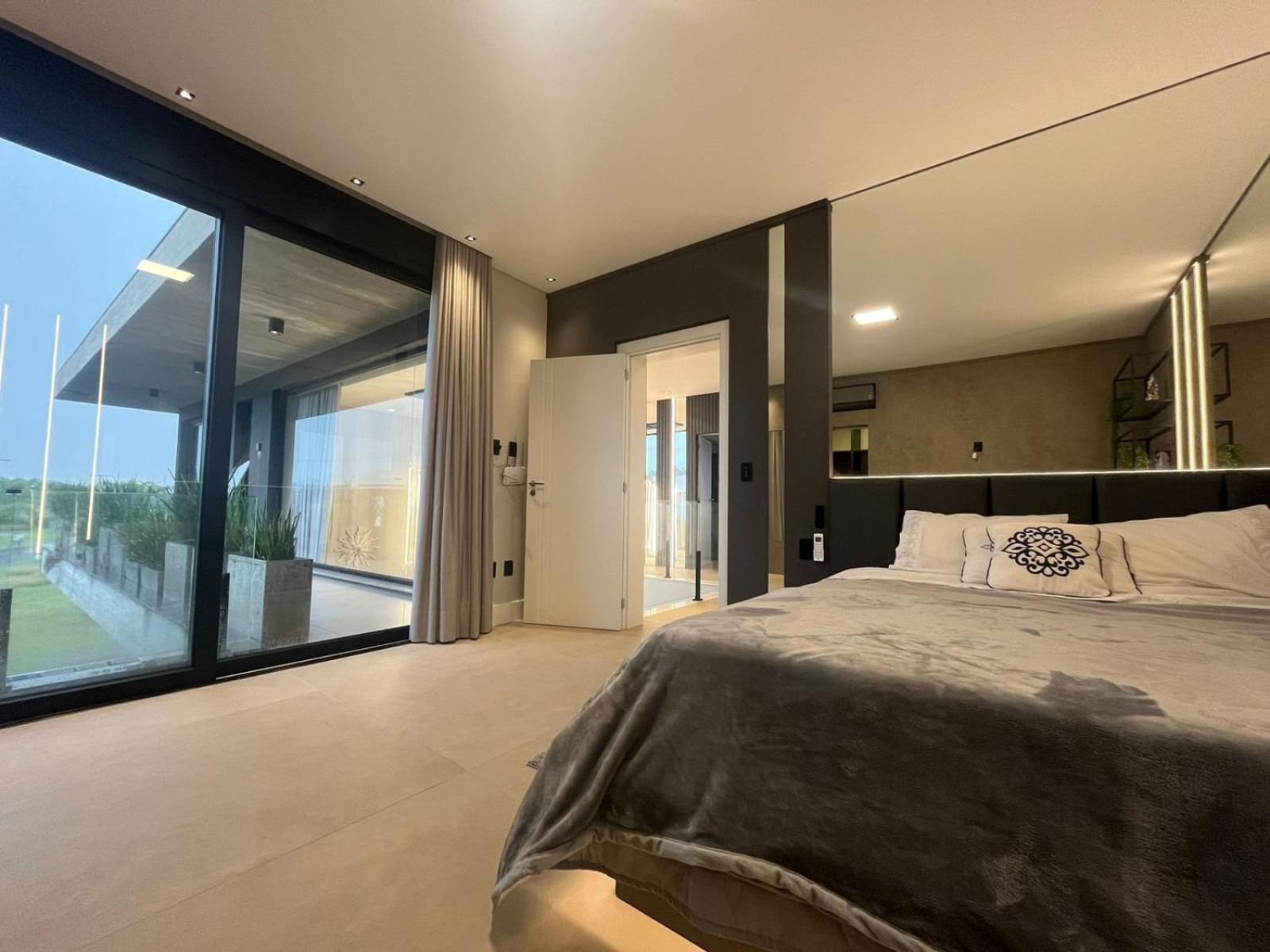 Casa Luxuosa no Condomínio Costa Serena