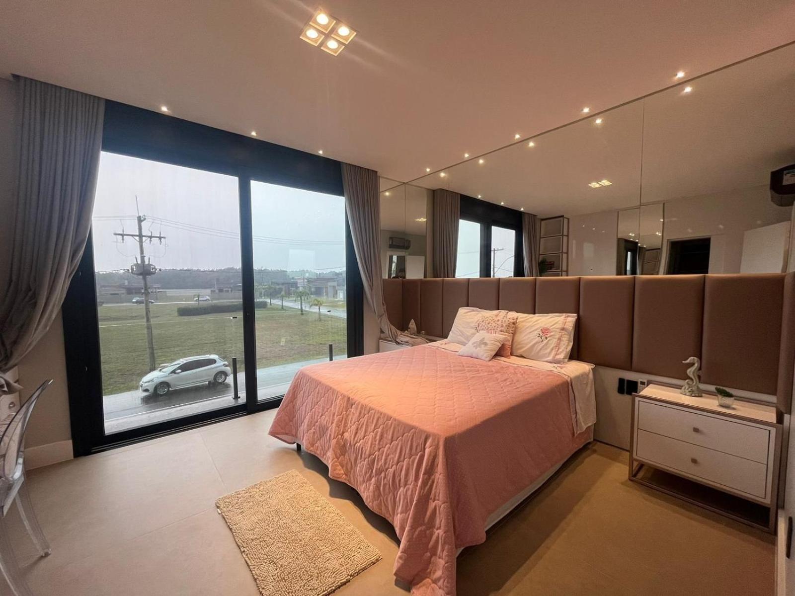 Casa Luxuosa no Condomínio Costa Serena