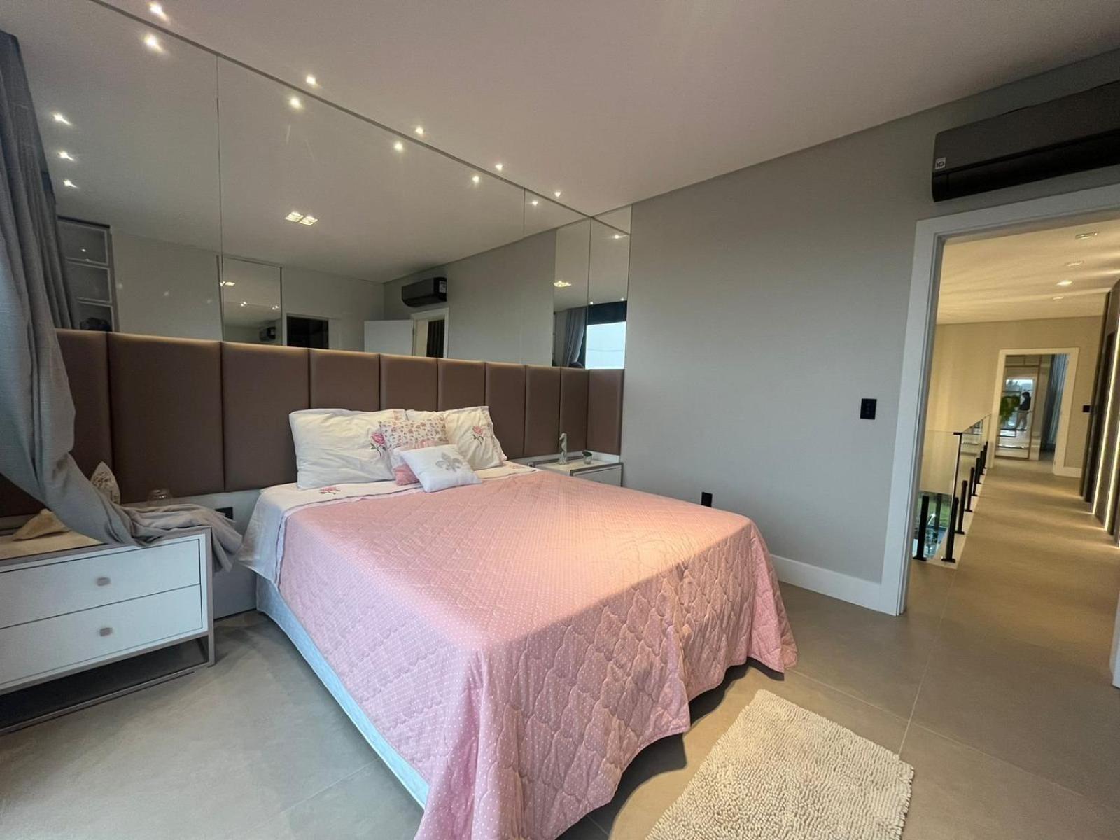 Casa Luxuosa no Condomínio Costa Serena