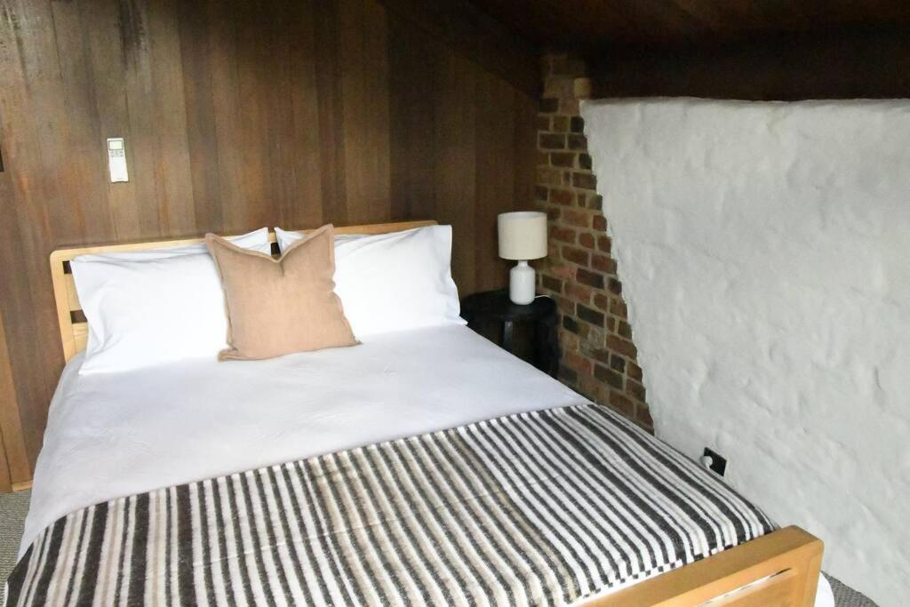 Diskin House Mt Pleasant Rd, Eltham for 16 guests