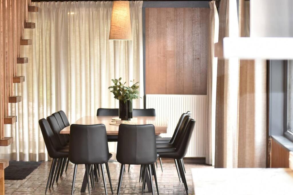 Diskin House Mt Pleasant Rd, Eltham for 16 guests