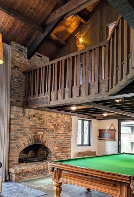 Diskin House Mt Pleasant Rd, Eltham for 16 guests