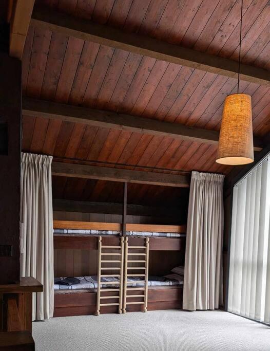 Diskin House Mt Pleasant Rd, Eltham for 16 guests