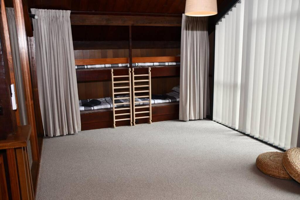 Diskin House Mt Pleasant Rd, Eltham for 16 guests