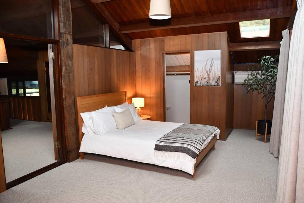 Diskin House Mt Pleasant Rd, Eltham for 16 guests