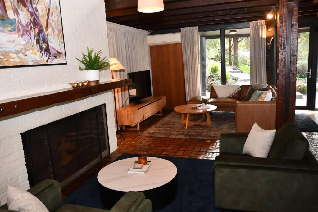Diskin House Mt Pleasant Rd, Eltham for 16 guests
