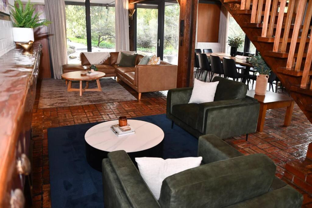 Diskin House Mt Pleasant Rd, Eltham for 16 guests