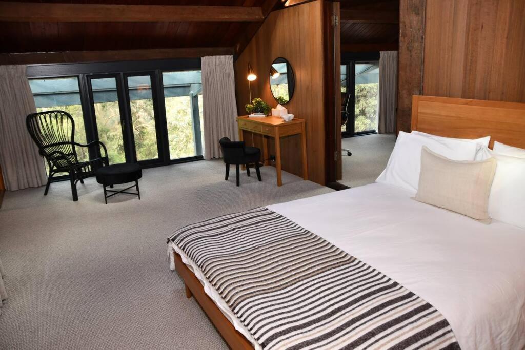 Diskin House Mt Pleasant Rd, Eltham for 16 guests