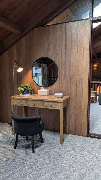 Diskin House Mt Pleasant Rd, Eltham for 16 guests