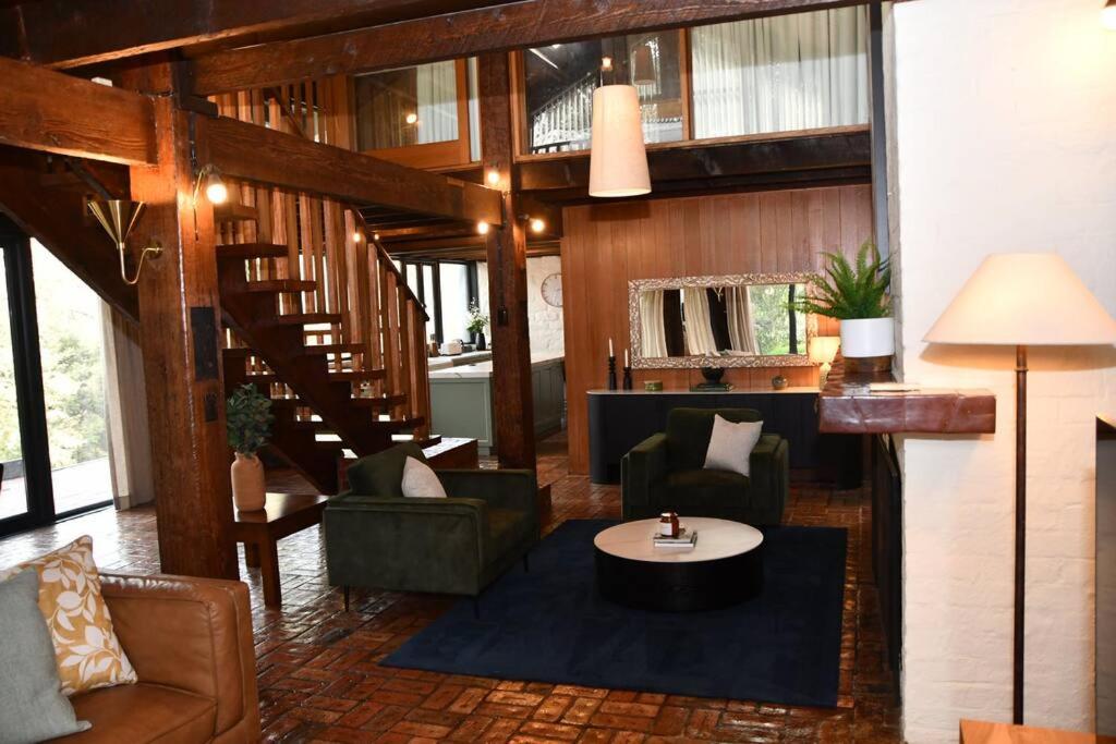 Diskin House Mt Pleasant Rd, Eltham for 16 guests