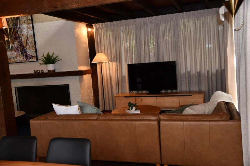 Diskin House Mt Pleasant Rd, Eltham for 16 guests