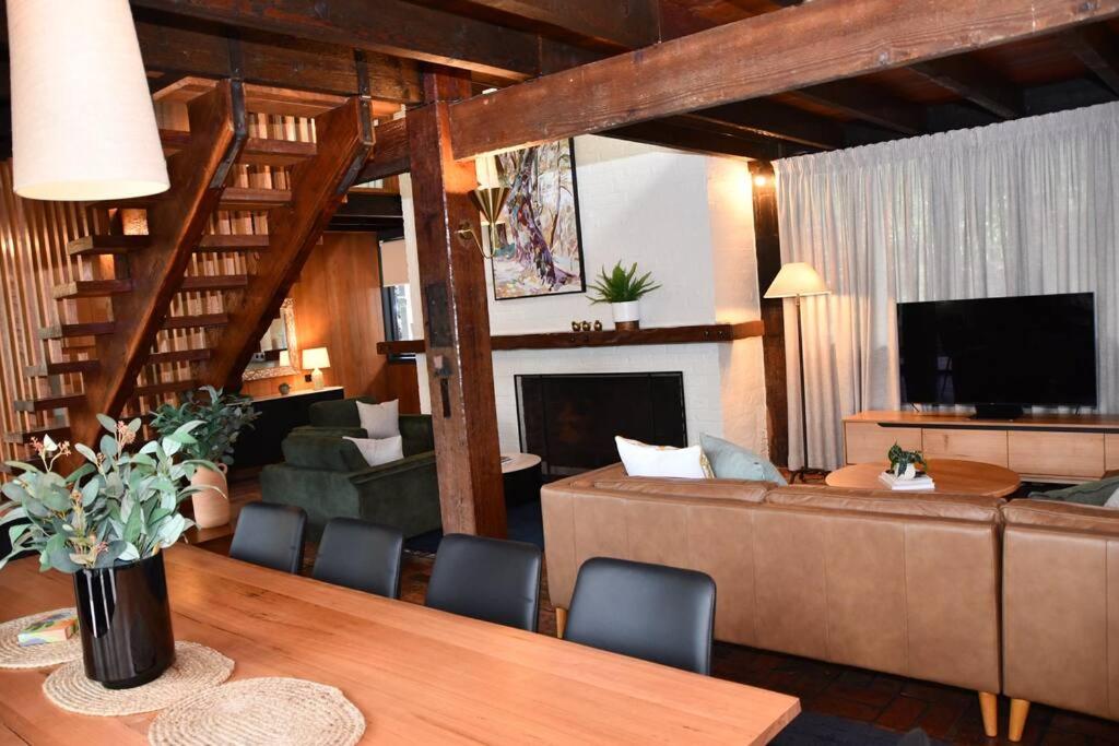 Diskin House Mt Pleasant Rd, Eltham for 16 guests