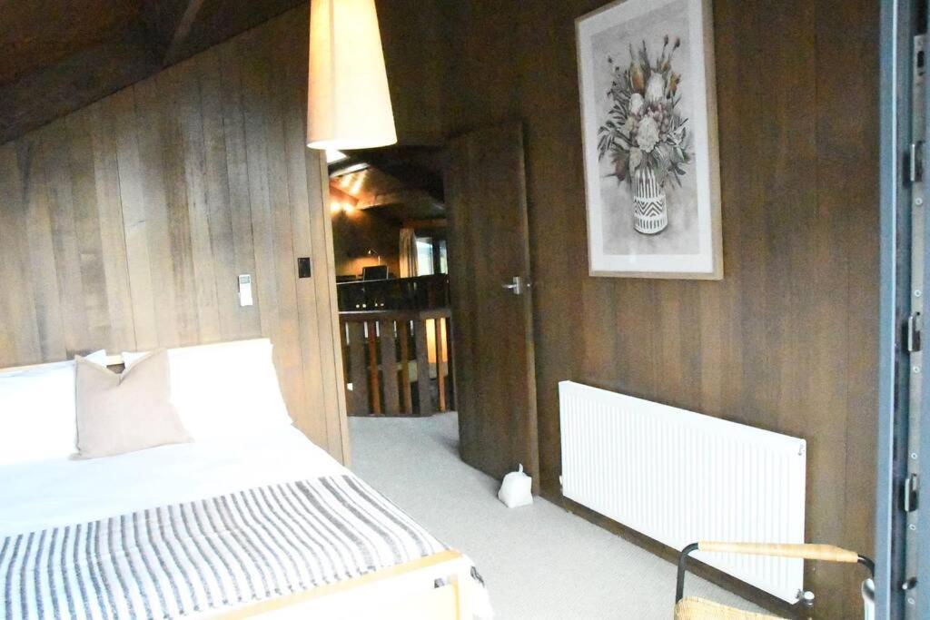 Diskin House Mt Pleasant Rd, Eltham for 16 guests