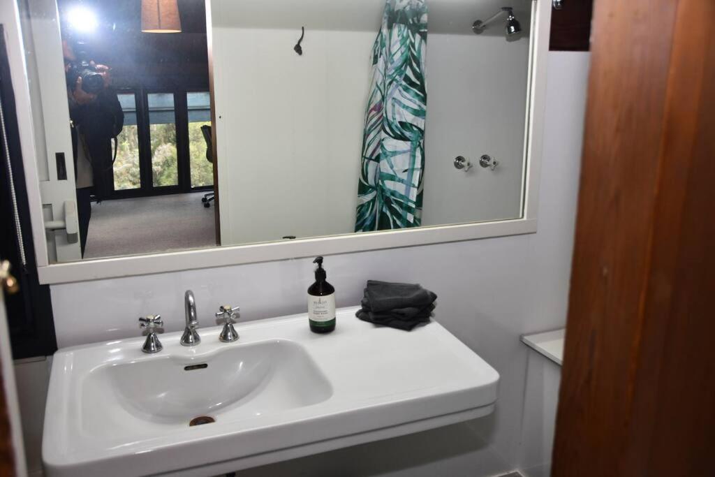 Diskin House Mt Pleasant Rd, Eltham for 16 guests