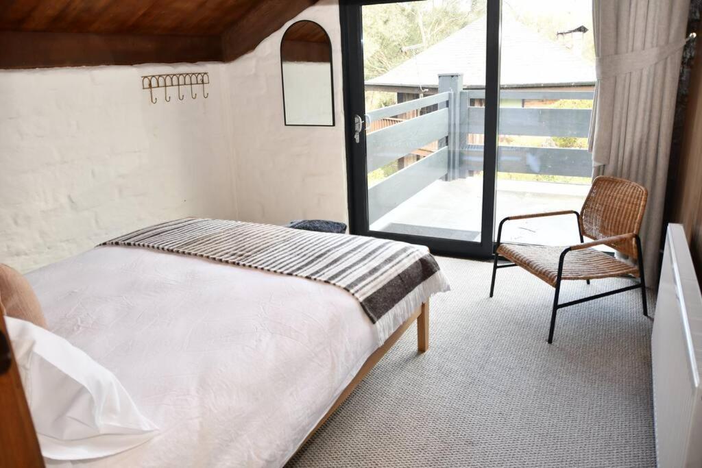 Diskin House Mt Pleasant Rd, Eltham for 16 guests