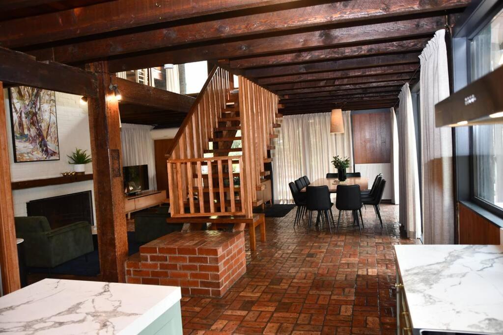 Diskin House Mt Pleasant Rd, Eltham for 16 guests