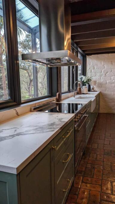 Diskin House Mt Pleasant Rd, Eltham for 16 guests