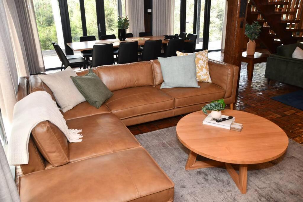 Diskin House Mt Pleasant Rd, Eltham for 16 guests
