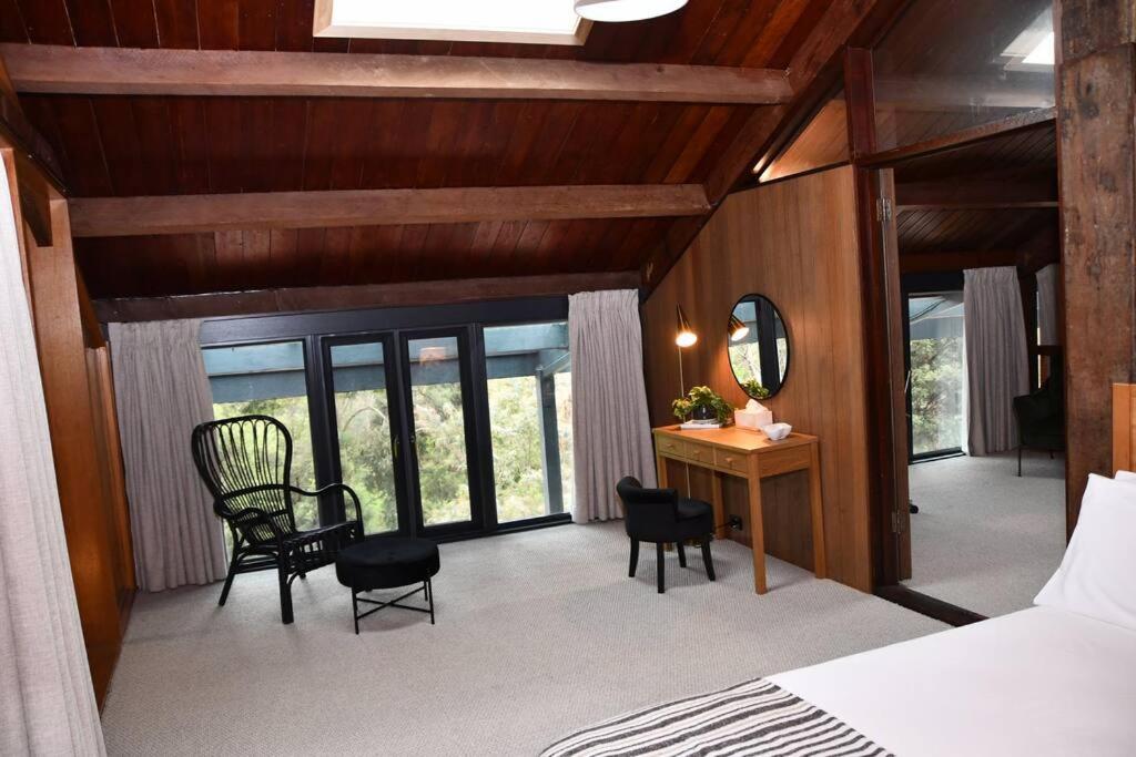 Diskin House Mt Pleasant Rd, Eltham for 16 guests