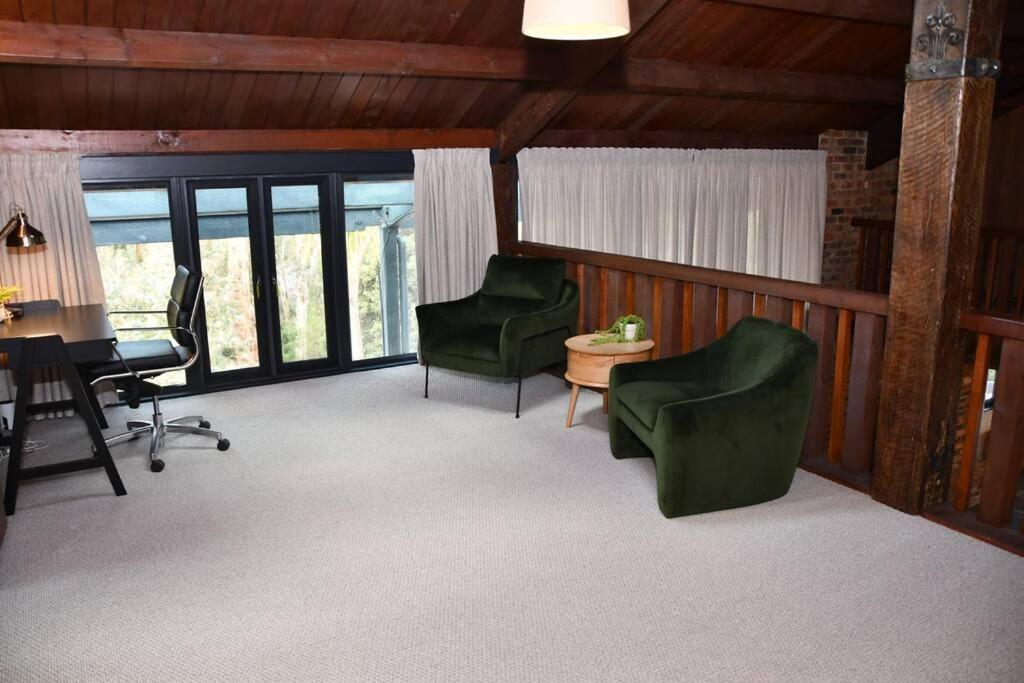 Diskin House Mt Pleasant Rd, Eltham for 16 guests