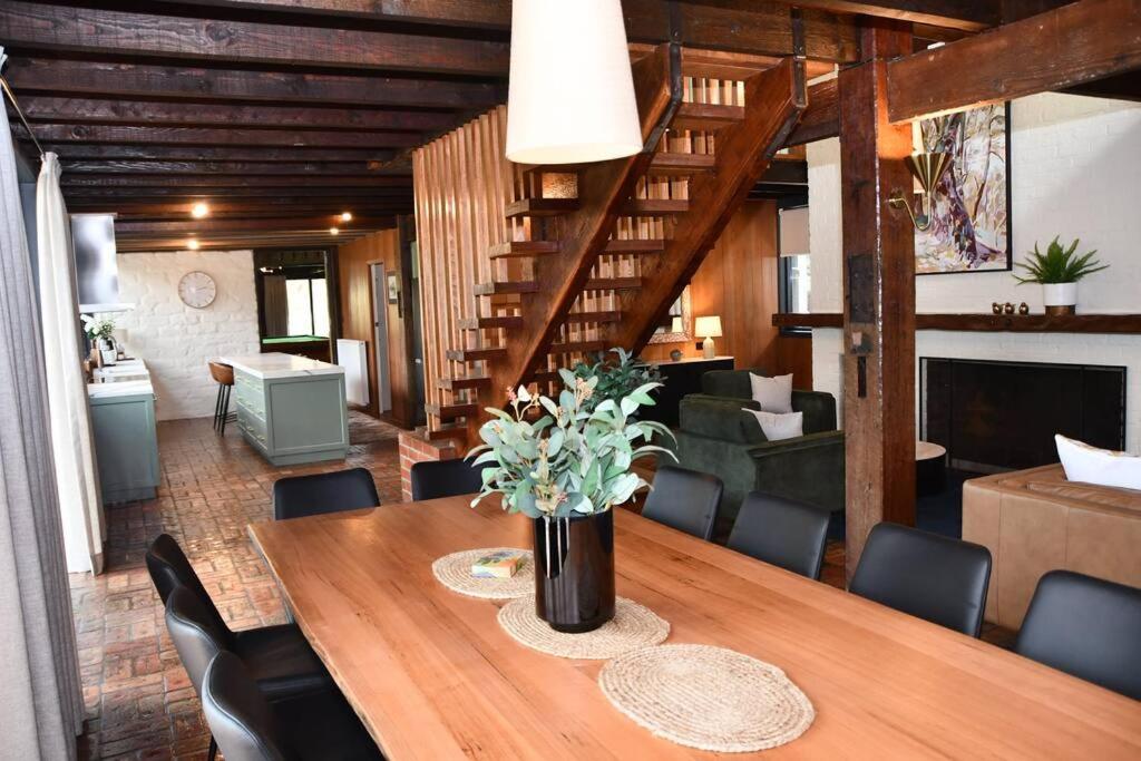 Diskin House Mt Pleasant Rd, Eltham for 16 guests