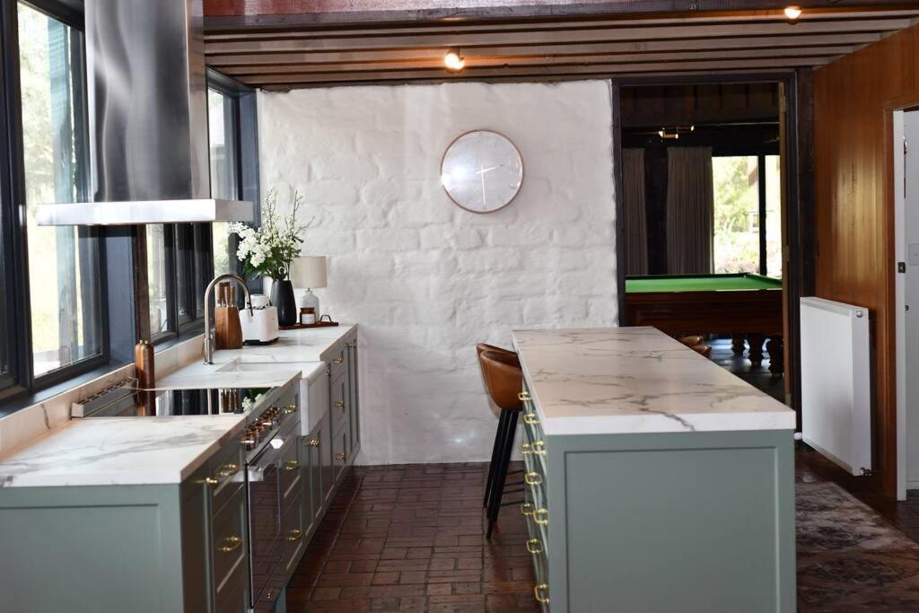 Diskin House Mt Pleasant Rd, Eltham for 16 guests