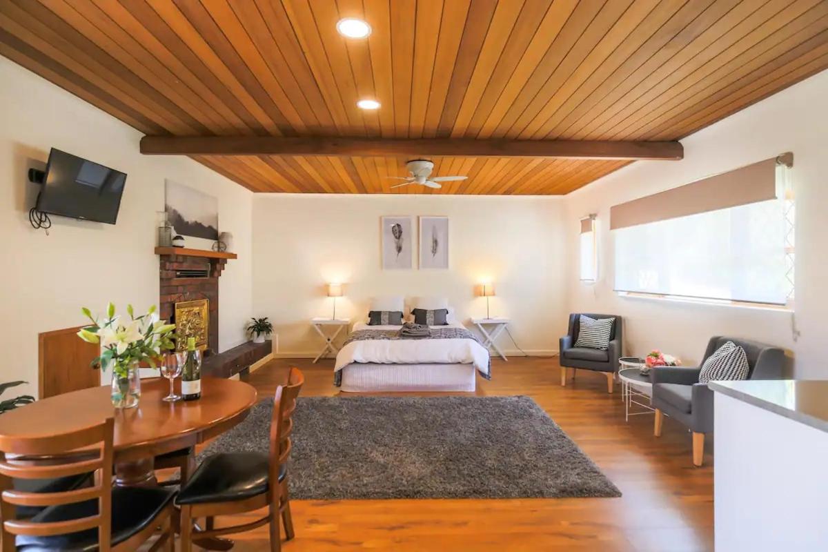 Hahndorf Lodge Pioneer Suite - Main Street Hahndorf On site Secure parking
