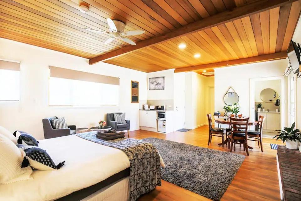 Hahndorf Lodge Pioneer Suite - Main Street Hahndorf On site Secure parking
