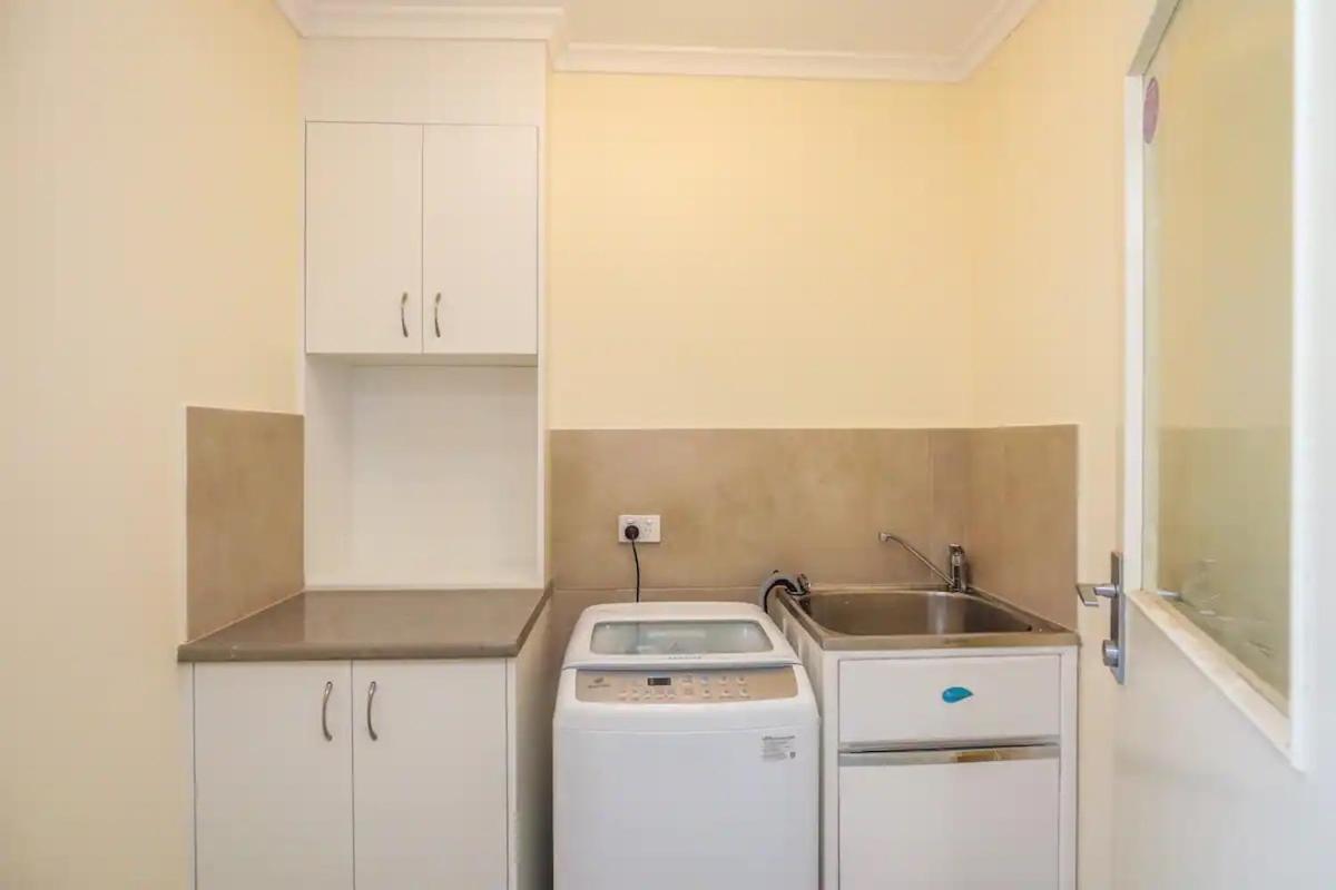 Hahndorf Lodge Pioneer Suite - Main Street Hahndorf On site Secure parking